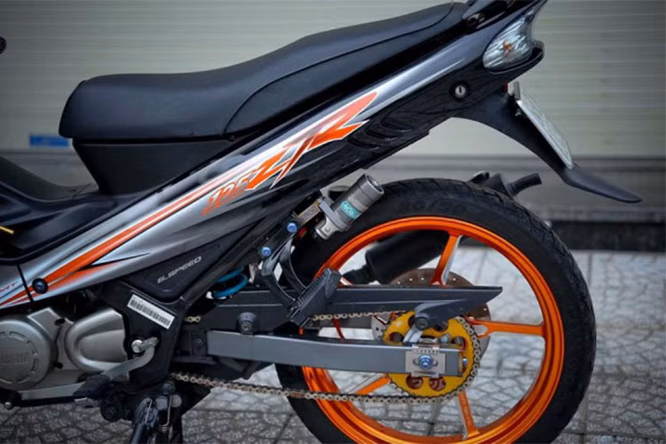 Hệ thống treo sau sử dụng phuộc Nitron bình dầu rời một thương hiệu chuyên sản xuất phuộc nhún cho xe máy đến từ Anh Quốc nhưng thương hiệu này lại khá được ưa chuộng ở Mỹ và Nhật Bản - Bên cạnh giảm xóc sau có một thứ còn giá trị hơn đó là bộ mâm Racingboy CNC 5 cây.