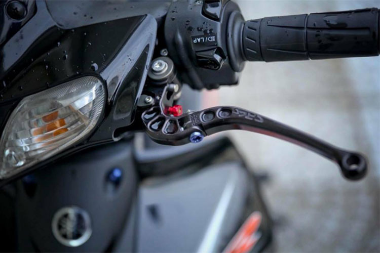 Ngoài ra phần tay lái còn có cùm tăng tốc Domino và cùm công tắc phụ Daytona. Các chi tiết này được cấu tạo với nhiều nút hơn giúp chủ xe tha hồ chế cháo mà không phải lo ngại việc thiếu công tắc cho các tính năng phụ mà chủ xe muốn lắp thêm. Tay côn CRG GP đen được trang trí thêm màu sắc bằng chú ốc Proti xanh nằm trên phần chống gãy.