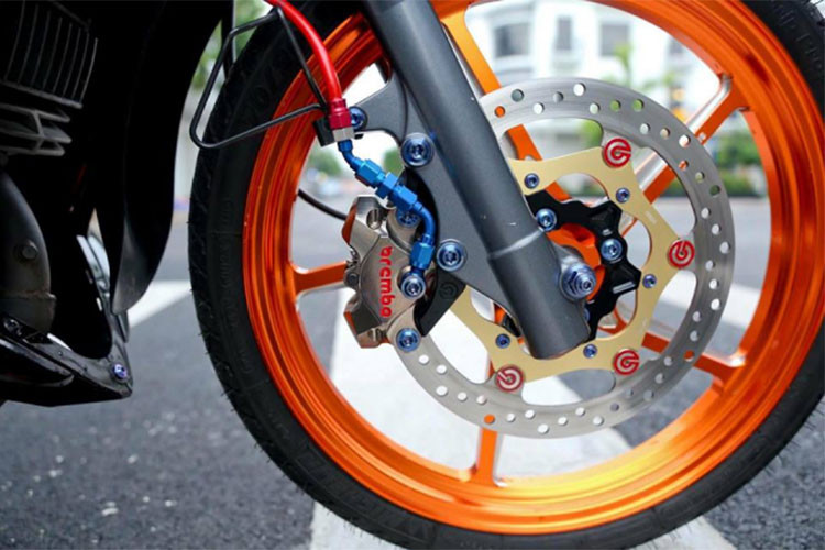 Dàn chân trước của xe với bộ dây dầu đầu được bấm các ngắt Earl's kết nối vào heo dầu Brembo Billet Niken 2 pis đối xứng và đĩa Brembo Oversize. Hai món đồ chơi đắt tiền này muốn bắt lên xe cỡ nhỏ buộc lòng chủ nhân của nó phải làm thớt lòng và pat heo dầu sau đó nhuộm đen để có được thành quả như trong hình.