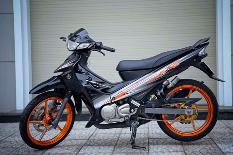 Với những ưu điểm như kiểu dáng đẹp và động cơ thuộc hàng mạnh mẽ nhất trong phân khúc underbone, mẫu xe máy Yamaha Z125 2 kỳ được dân chơi xe trên toàn Đông Nam Á ưa chuộng trong nhiều năm qua. Chính bởi độ "hot" của chiếc xe, những bản độ Z125 với tổng giá trị "khủng" cũng không còn xa lạ trong giới chơi xe Việt.