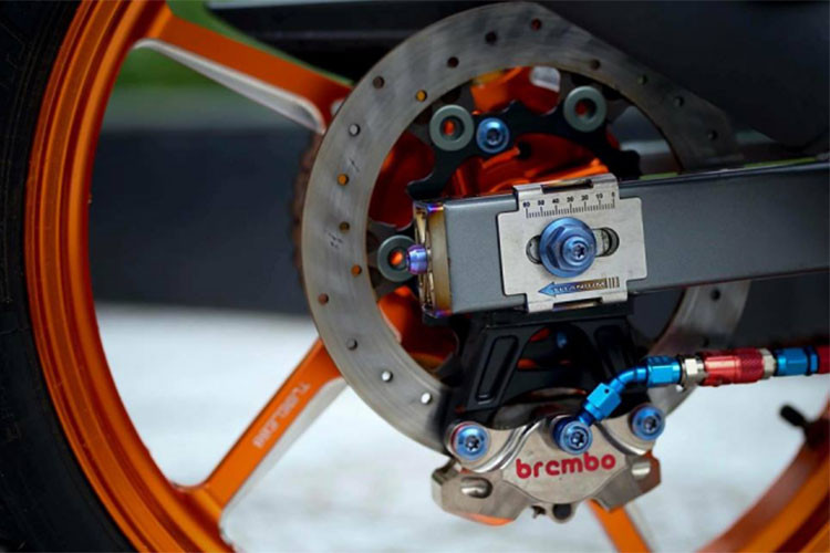 Để tạo sự cân đối với phanh đĩa trước thì ở phía sau bộ dây dầu như ở dàn chân trước nhưng được bấm thêm bộ ngắt dầu Staubli dùng ráp heo vào lại không cần phải canh chỉnh lại dầu thắng và xả gió rất tiện lợi và tiết kiệm thời gian - Vẫn là hình ảnh của heo dầu Brembo Billet nhưng được làm pat xoay ngược xuống dưới kết đôi cùng đĩa sau Brembro GP.