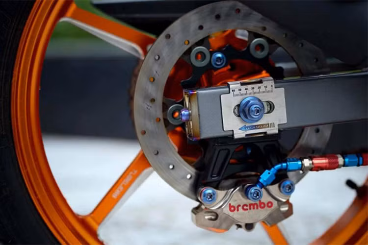 Để tạo sự cân đối với phanh đĩa trước thì ở phía sau bộ dây dầu như ở dàn chân trước nhưng được bấm thêm bộ ngắt dầu Staubli dùng ráp heo vào lại không cần phải canh chỉnh lại dầu thắng và xả gió rất tiện lợi và tiết kiệm thời gian - Vẫn là hình ảnh của heo dầu Brembo Billet nhưng được làm pat xoay ngược xuống dưới kết đôi cùng đĩa sau Brembro GP.