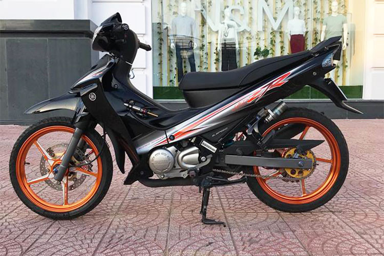 Dòng xe 2 kỳ côn tay Yamaha Z125 lừng lẫy một thời đã được người chơi xe tại Vĩnh Long độ lại đầy đẳng cấp và "sang chảnh" hơn, đồng thời trang bị một loạt các món phụ tùng nâng cấp có giá trị lên đến cả trăm triệu đồng. Theo chhur nhân của chiếc xe, mức giá của xe hiện đang được chào bán khoảng hơn 300 triệu đồng.