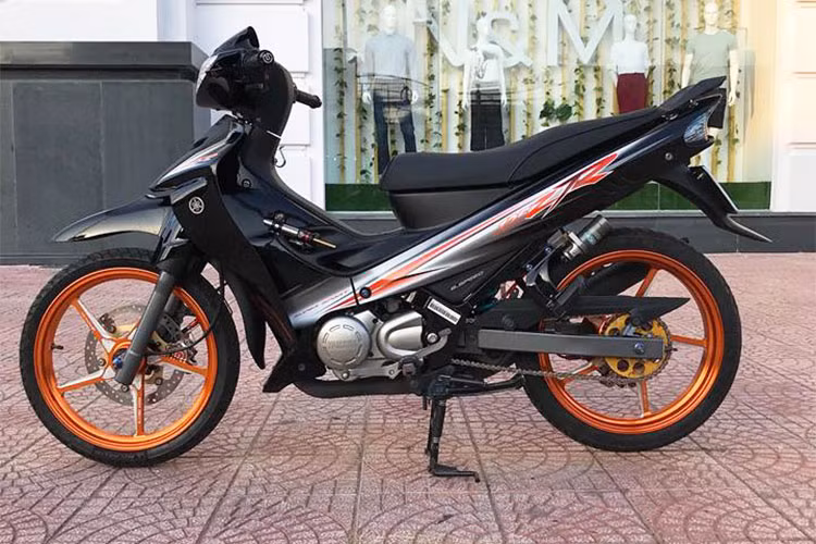 Dòng xe 2 kỳ côn tay Yamaha Z125 lừng lẫy một thời đã được người chơi xe tại Vĩnh Long độ lại đầy đẳng cấp và "sang chảnh" hơn, đồng thời trang bị một loạt các món phụ tùng nâng cấp có giá trị lên đến cả trăm triệu đồng. Theo chhur nhân của chiếc xe, mức giá của xe hiện đang được chào bán khoảng hơn 300 triệu đồng.