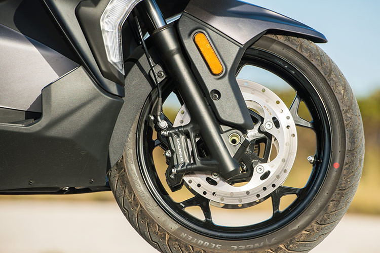 Xe cũng được bổ sung hệ thống giảm xóc KYB và hệ thống phanh Brembo mang đến cho người dùng trải nghiệm lái ổn định. Hệ thống chống bó cứng phanh ABS 2 kênh đảm bảo mức độ an toàn của QJMotor Fort 350GT, mang lại sự tự tin cho người cầm lái.