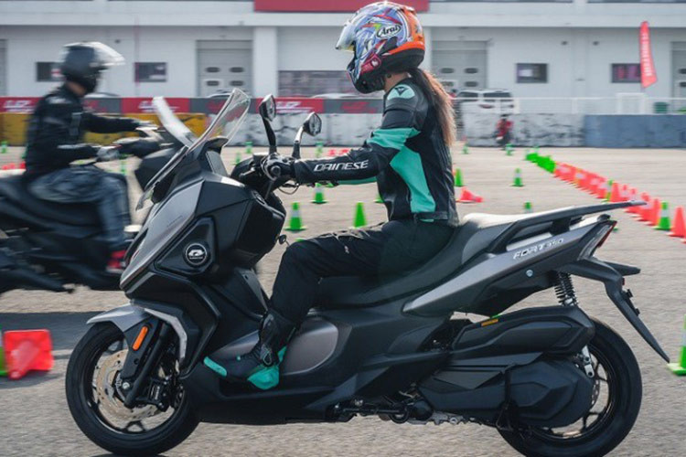 Mức giá xe QJMoto Fort 350 2024 so với thế hệ cũ chỉ còn 29.999 nhân dân tệ (khoảng 105 triệu đồng). Đây là một mức giá khá hấp dẫn so với những mẫu xe tay ga sử dụng động cơ dung tích 350cc.