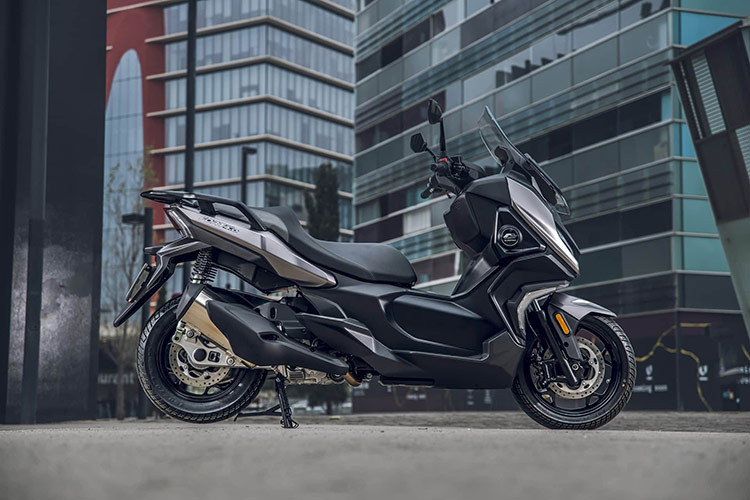 Về ngoại hình, mẫu xe ga QJMotor Fort 350GT 2024 sở hữu thiết kế mạnh mẽ, kiểu dáng mặt trước của xe trông rất sắc sảo và thể thao. Việc bổ sung nhiều tùy chọn màu sơn khác nhau như bạc không gian, xám mecha và đen bầu trời đầy sao đáp ứng được nhu cầu cá nhân hóa của người dùng.