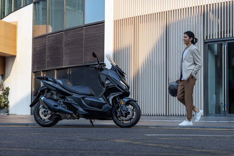 Thiết kế không gian yên xe khá lớn và thanh đỡ thủy lực giúp việc lên xuống xe dễ dàng và thuận tiện hơn, đồng thời cung cấp không gian chứa đồ rộng rãi bên dưới yên xe.