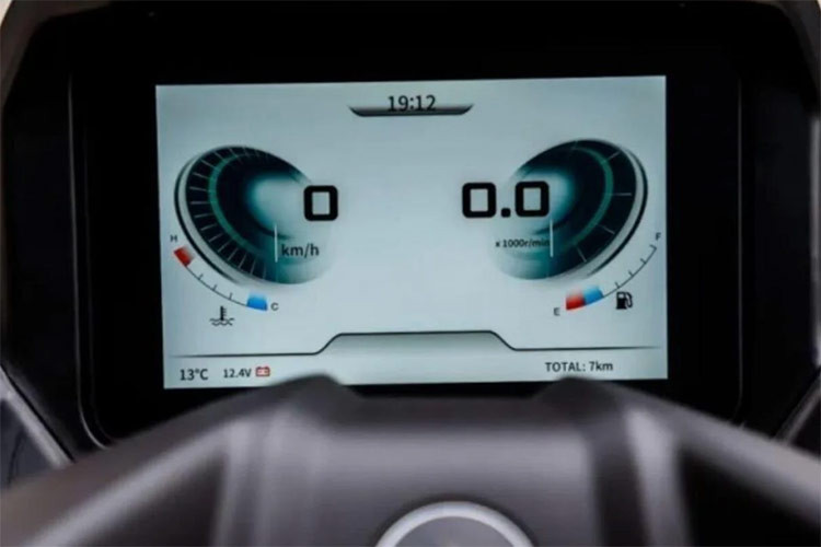 QJMotor Fort 350GT trang bị động cơ xi-lanh đơn, dung tích 350cc, làm mát bằng nước và tích hợp hệ thống phun xăng điện tử Bosch 8.0. Động cơ này sản sinh ra công suất tối đa 33,8 mã lực và mô-men xoắn cực đại 35,2 Nm.