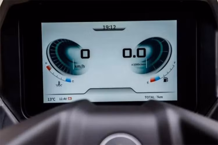 QJMotor Fort 350GT trang bị động cơ xi-lanh đơn, dung tích 350cc, làm mát bằng nước và tích hợp hệ thống phun xăng điện tử Bosch 8.0. Động cơ này sản sinh ra công suất tối đa 33,8 mã lực và mô-men xoắn cực đại 35,2 Nm.