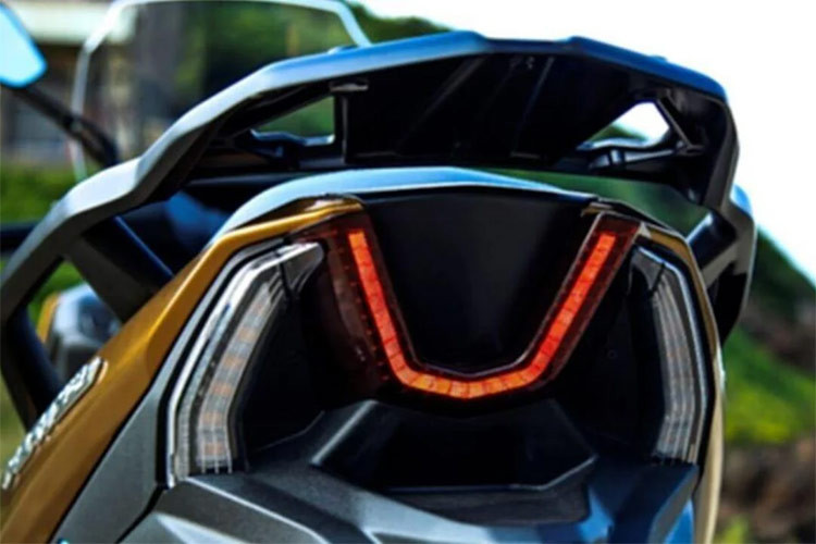 Động cơ của Fort 350 2024 được đánh giá là mạnh mẽ hơn cả đối thủ Honda SH 350i đang bán ra tại nhiều thị trường, trong đó có Việt Nam và hoàn toàn có thể đáp ứng nhu cầu di chuyển hàng ngày trong đô thị hay các chuyến du lịch đường dài.