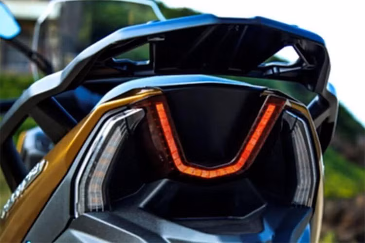 Động cơ của Fort 350 2024 được đánh giá là mạnh mẽ hơn cả đối thủ Honda SH 350i đang bán ra tại nhiều thị trường, trong đó có Việt Nam và hoàn toàn có thể đáp ứng nhu cầu di chuyển hàng ngày trong đô thị hay các chuyến du lịch đường dài.