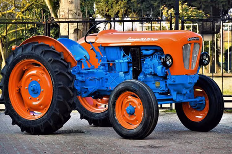 Nhắc đến nhãn hiệu Lamborghini, người ta thường nghĩ ngay tới những chiếc siêu xe tốc độ cao như Aventador hay Huracan. Thế nhưng, có thể không phải ai cũng biết việc hãng chuyên sản xuất ra những siêu xe này lại từng sản xuất cả máy kéo Lamborghini.