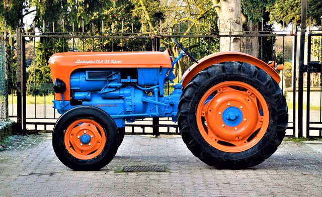 Một trong những chiếc máy kéo do hãng Lamborghini sản xuất với tuổi đời lên đến 60 năm hiện đang được rao bán tại Anh. Chiếc máy kéo này mang nhãn hiệu Lamborghini DLA 35 thuộc đời 1957.