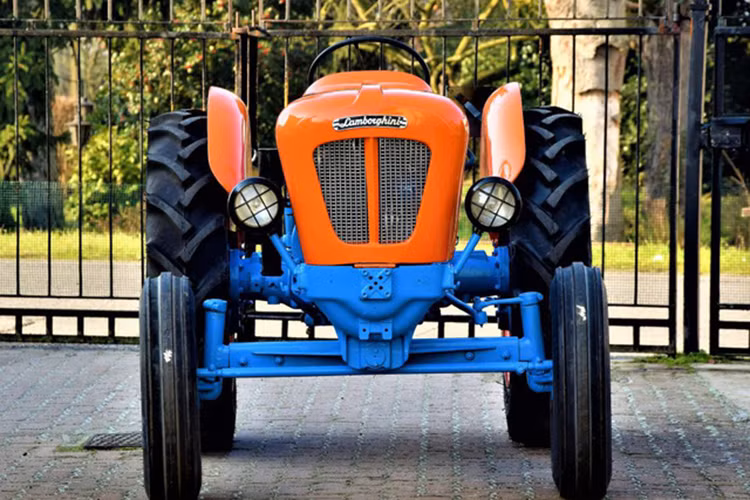 Được biết, chiếc máy cày sẽ xuất hiện trong sự kiện đấu giá cùng nhiều chiếc siêu xe đình đám Lamborghini khác như Miura và Countach huyền thoại. Hãng Bonhams dự đoán gía máy kéo Lamborghini sẽ được bán 22.000 Bảng, tương đương khoảng 627 triệu đồng.