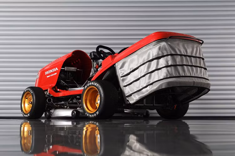 Ngoài động cơ lấy từ CBR1000RR Fireblade SP, xe cũng được trang bị các chi tiết của chiếc supersport khác như hệ thống côn, ECU, hộp số 6 cấp và màn hình LCD màu... Hệ thống sang số nhanh mang lại khả năng sang số chính xác và gọn gàng thông qua lẫy chuyển số bằng sợi carbon trên vô lăng của xe. Team Dynamics dự kiến chỉ ở số 1, vận tốc của Mean Mower sẽ rơi vào khoảng 145 km/h.