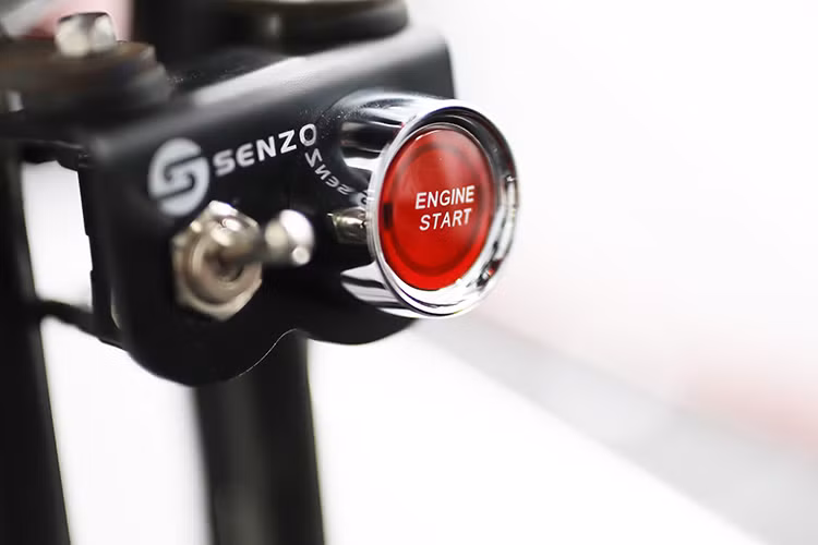 Nhờ có bộ khung siêu nhẹ và khối động cơ chỉ nặng 69,1 kg, chiếc Honda Mean Mower của Team Dynamics có tỷ số công suất trên trọng lượng ở mức 1000 mã lực/tấn. Để hãm lại sức mạnh của xe, Team Dynamics trang bị kẹp phanh 4 pít-tông ở trước và kẹp phanh 6 pít-tông ở sau. Bộ vành của xe là loại Goldspeed kích thước 10 inch, lấy từ xe đa địa hình 4 bánh ATV, đi kèm là lốp chuẩn đua Hoosier.