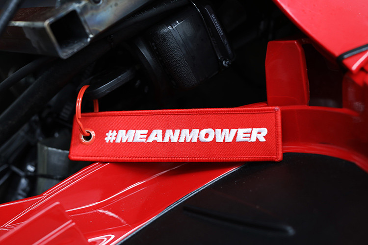 Chiếc máy cắt cỏ Honda HF 2622 vẫn có khả năng cắt cỏ nhờ cải tiến ở khoang cắt. Khoang cắt giờ sẽ là nơi chứa hệ thống xích vận hành trục bánh sau của xe và 2 bộ pin cung cấp năng lượng cho mô-tơ gắn lưỡi cắt cỏ bằng sợi carbon.