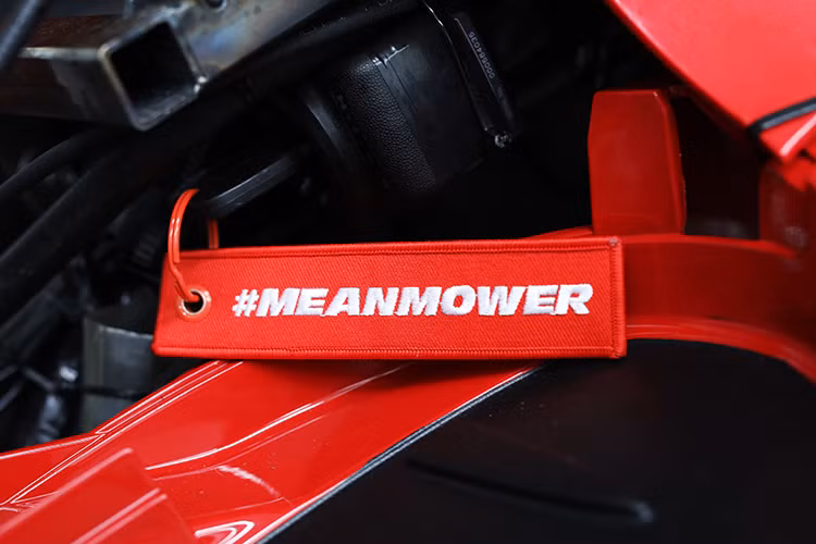 Chiếc máy cắt cỏ Honda HF 2622 vẫn có khả năng cắt cỏ nhờ cải tiến ở khoang cắt. Khoang cắt giờ sẽ là nơi chứa hệ thống xích vận hành trục bánh sau của xe và 2 bộ pin cung cấp năng lượng cho mô-tơ gắn lưỡi cắt cỏ bằng sợi carbon.