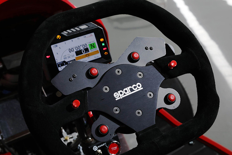 Khung xe được chế tạo từ thép T45 nhằm mang lại sự bền bỉ và dẻo dai cho xe, đồng thời phù hợp hơn với chiếc máy cắt cỏ vốn không có hệ thống treo giảm chấn. Sức mạnh của xe đến từ khối động cơ 4 xylanh, dung tích 999cc lấy từ siêu môtô Honda CBR1000RR Fireblade SP, sản sinh công suất 190 mã lực tại tua máy 13.000 vòng/phút và mômen xoắn cực đại 116 Nm tại tua máy 11.000 vòng/phút.