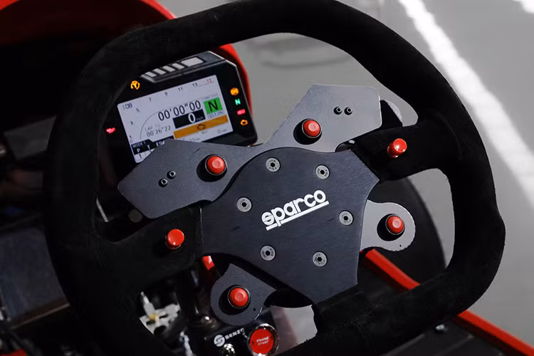 Khung xe được chế tạo từ thép T45 nhằm mang lại sự bền bỉ và dẻo dai cho xe, đồng thời phù hợp hơn với chiếc máy cắt cỏ vốn không có hệ thống treo giảm chấn. Sức mạnh của xe đến từ khối động cơ 4 xylanh, dung tích 999cc lấy từ siêu môtô Honda CBR1000RR Fireblade SP, sản sinh công suất 190 mã lực tại tua máy 13.000 vòng/phút và mômen xoắn cực đại 116 Nm tại tua máy 11.000 vòng/phút.