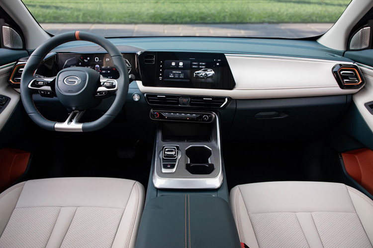 Không gian nội thất của GAC GS3 hướng đến sự tối giản nhưng hiện đại. Hệ thống nút bấm vật lý và núm xoay vẫn được duy trì để tăng tính tiện dụng. Xe được trang bị màn hình trung tâm kích thước 10,25 inch hỗ trợ Apple CarPlay không dây, kết hợp với cụm đồng hồ tốc độ dạng màn hình 3,5 inch hoặc 7 inch tùy phiên bản. 