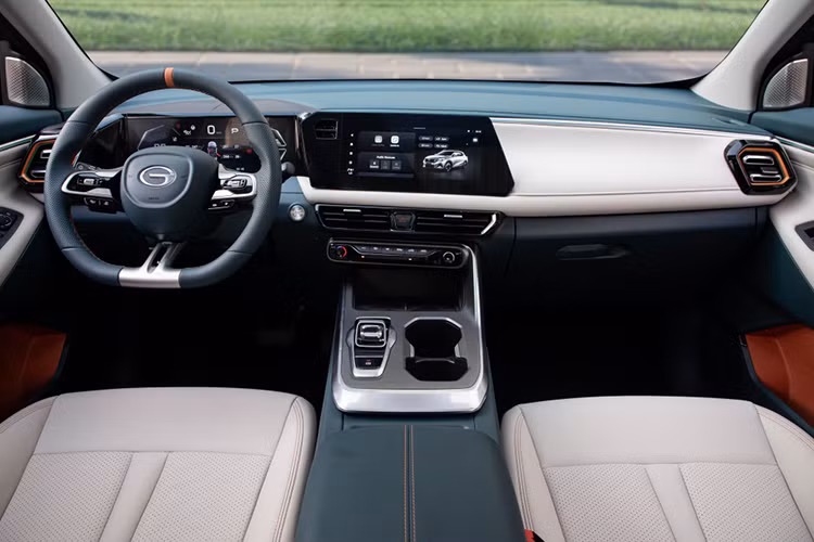 Không gian nội thất của GAC GS3 hướng đến sự tối giản nhưng hiện đại. Hệ thống nút bấm vật lý và núm xoay vẫn được duy trì để tăng tính tiện dụng. Xe được trang bị màn hình trung tâm kích thước 10,25 inch hỗ trợ Apple CarPlay không dây, kết hợp với cụm đồng hồ tốc độ dạng màn hình 3,5 inch hoặc 7 inch tùy phiên bản. 