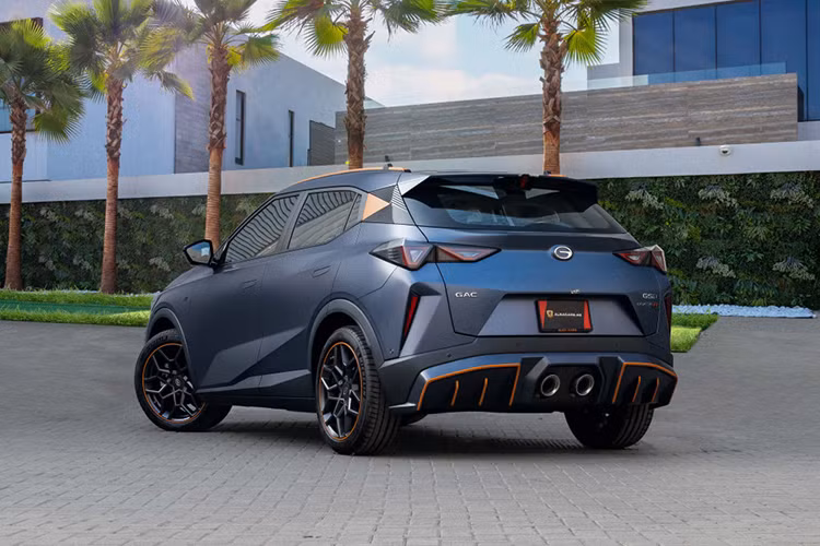 Được định vị thuộc phân khúc SUV cỡ B+, GAC GS3 (hay còn có tên GS3 Emzoom tại một số thị trường) sở hữu thông số chiều dài x rộng x cao tương ứng là 4.410 x 1.850 x 1.600 mm, trục cơ sở dài 2.650 mm. So với Toyota Corolla Cross, mẫu xe này ngắn hơn 50 mm nhưng lại rộng hơn 25 mm và chiều dài cơ sở lớn hơn 10 mm.