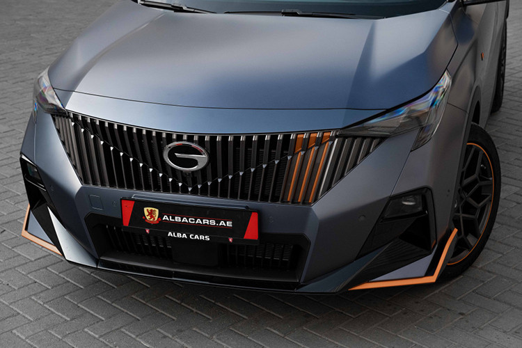 Về ngoại hình, GAC GS3 gây ấn tượng với phong cách thiết kế góc cạnh, sử dụng nhiều đường gân dập nổi mạnh mẽ. Phần đầu xe nổi bật với lưới tản nhiệt cỡ lớn kéo dài, liền mạch với cụm đèn định vị LED, trong khi cụm đèn pha chính được đặt thấp và sơn màu đen bóng tạo sự tương phản.