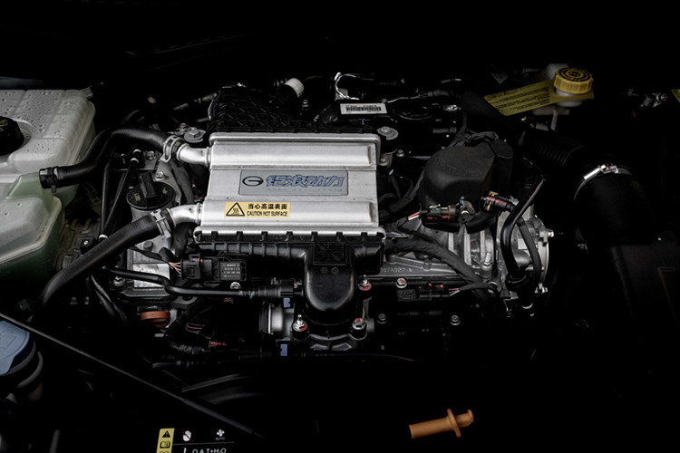 Động cơ này vượt trội hơn hẳn Toyota Corolla Cross về hiệu năng. Tuy nhiên, hệ thống treo trước và sau vẫn là dạng McPherson và dầm xoắn.