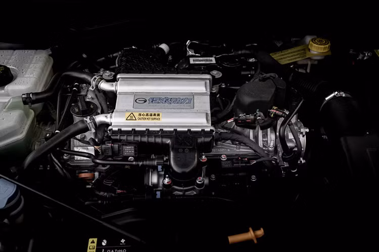 Động cơ này vượt trội hơn hẳn Toyota Corolla Cross về hiệu năng. Tuy nhiên, hệ thống treo trước và sau vẫn là dạng McPherson và dầm xoắn.