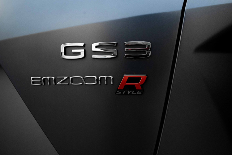 Phần hông xe được trang bị tay nắm cửa ẩn vào thân, tăng tính thẩm mỹ so với các đối thủ cùng phân khúc. Mâm xe tiêu chuẩn có kích thước 18 inch, ngoài ra còn có tùy chọn gói R-style nâng cấp lên mâm 19 inch và các chi tiết thể thao. Đuôi xe phiên bản thể thao thu hút sự chú ý với cụm ống xả đôi đặt giữa, mang phong cách của những mẫu xe hiệu suất cao.