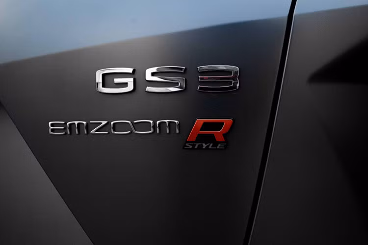 Phần hông xe được trang bị tay nắm cửa ẩn vào thân, tăng tính thẩm mỹ so với các đối thủ cùng phân khúc. Mâm xe tiêu chuẩn có kích thước 18 inch, ngoài ra còn có tùy chọn gói R-style nâng cấp lên mâm 19 inch và các chi tiết thể thao. Đuôi xe phiên bản thể thao thu hút sự chú ý với cụm ống xả đôi đặt giữa, mang phong cách của những mẫu xe hiệu suất cao.