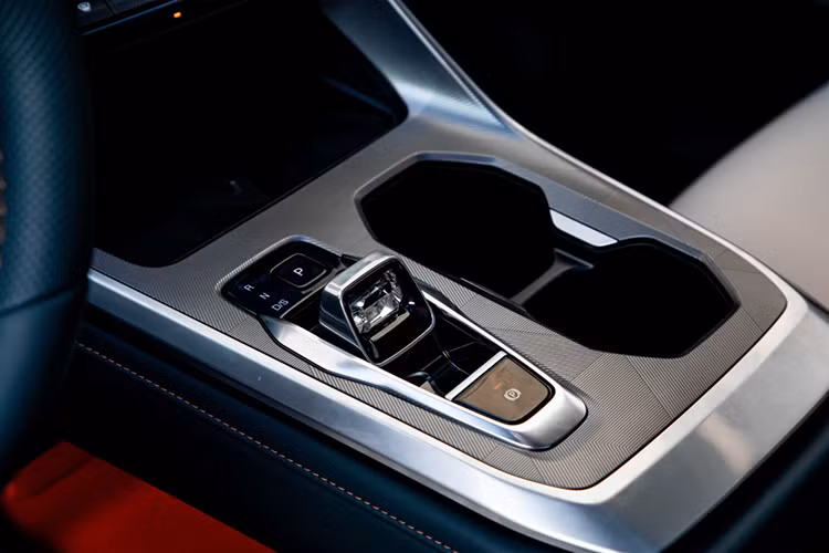 Ngoài ra, các tiện ích khác bao gồm ghế làm mát, cửa sổ trời, gương chống chói tự động, đèn viền nội thất và hệ thống lọc không khí PM1.0.