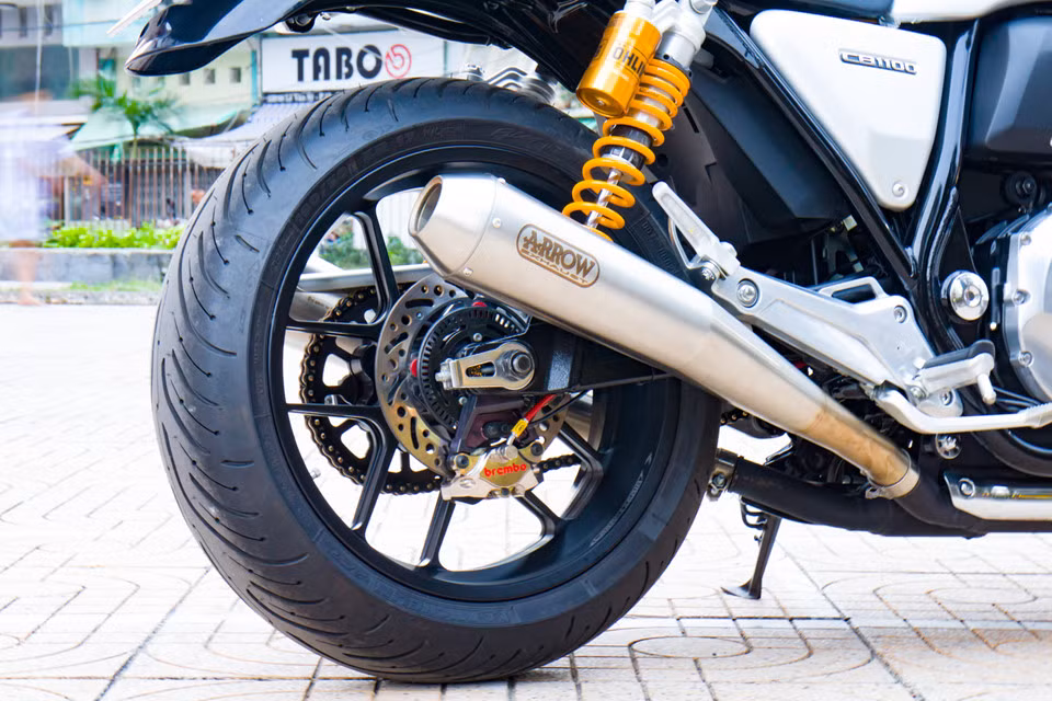 Tương tự phía trước, dàn chân sau cũng được trang bị kẹp phanh Brembo Nickel, đĩa Braketech Asix Iron đi kèm bộ dây dầu Hel U.K. 