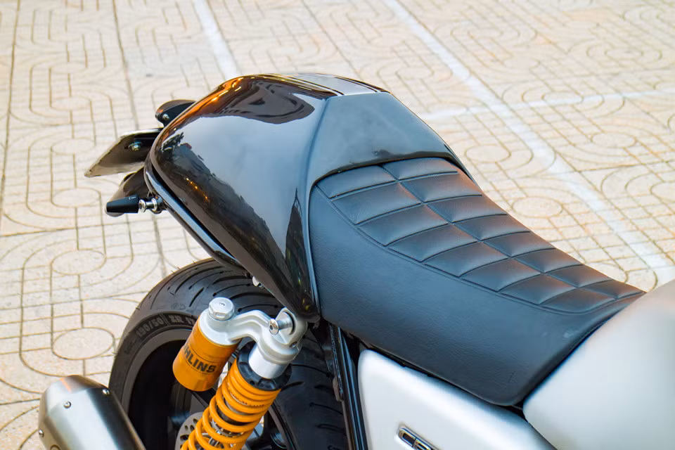 Điểm thay đổi nhiều nhất là cụm đuôi sau. Cụm đuôi sau được xử lý khá tinh tế, không khác gì các bản độ đình đám trên thế giới. Yên xe được độ lại dạng solo với ốp đuôi sau mang đậm âm hưởng những mẫu xe đua cafe racer ở thập niên 1970.