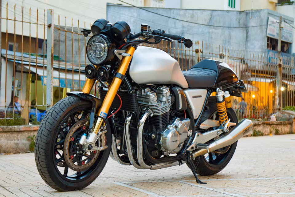 Honda CB1100 được trang bị khối động cơ DOHC 4 xy-lanh thẳng hàng, dung tích 1.140 cc, sản sinh công suất 88 mã lực tại 7.500 vòng/phút và mô-men xoắn cực đại 93 Nm tại 5.000 vòng/phút. Xe sở hữu hệ thống khung gầm dạng đôi làm bằng thép ống và công nghệ ly hợp đa phiến dạng ướt.