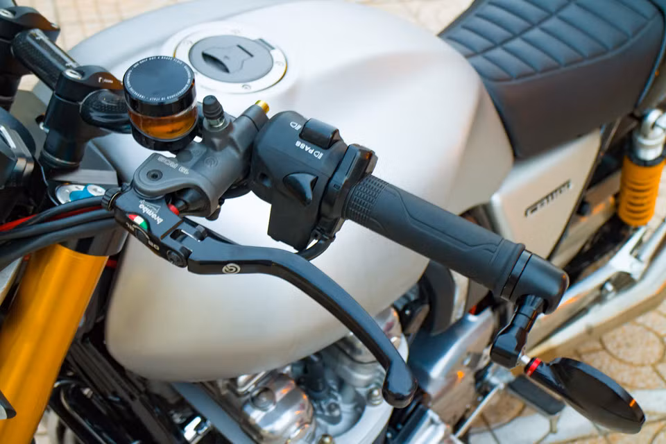 Bản độ Honda CB1100 này cũng không thể thiếu những trang bị hiệu năng cao như cùm phanh, côn Brembo RCS và bình dầu Rizoma Wave.