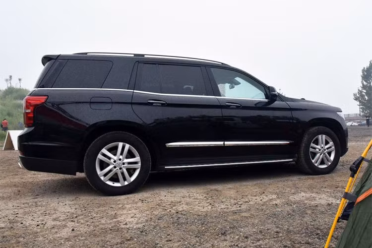 Tương tự như những người anh em trước đó của mình, mẫu xe SUV Trung Quốc Beijing Auto BJ90 cũng được thiết kế dựa theo một mẫu xe nổi tiếng của phương Tây, và lần này là X166 Mercedes-Benz GLS-Class.