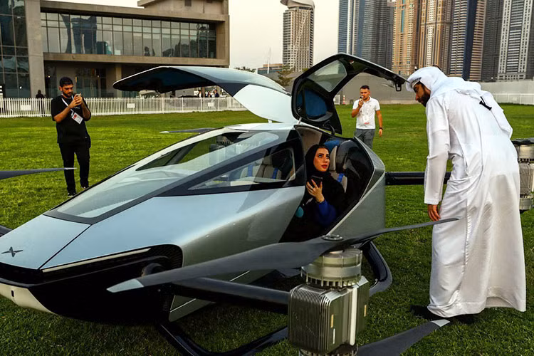 Xe oto bay Trung Quoc hon 3 ty dong chao hang cac dai gia Dubai