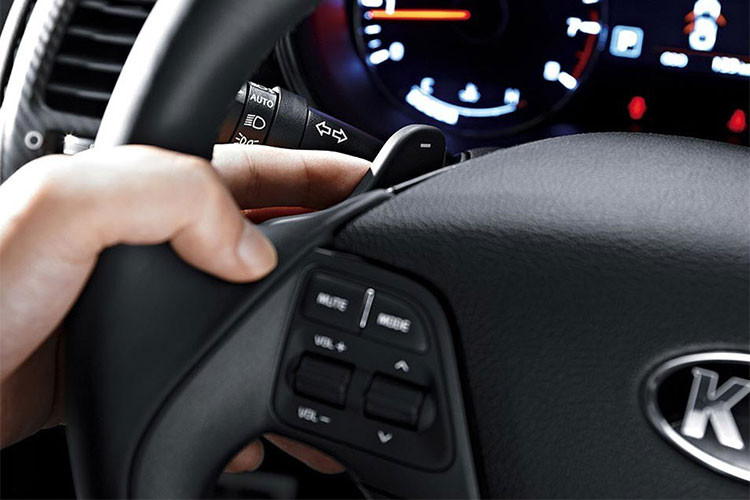 Phiên bản S với các trang bị tiêu chuẩn như đèn pha halogen, đèn sương mù, bánh xe kích thước 16 inch, màn hình giải trí trung tâm cảm ứng 8 inch tích hợp Apple CarPlay, Android Auto, cruise control, cảm biến trước và sau, camera lùi. Trang bị an toàn 6 túi khí, cân bằng điện tử, phanh tự động khẩn cấp, hỗ trợ giữ làn đường, hệ thống giám sát áp suất lốp.