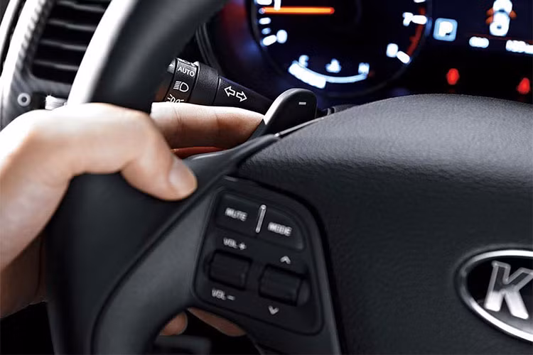 Phiên bản S với các trang bị tiêu chuẩn như đèn pha halogen, đèn sương mù, bánh xe kích thước 16 inch, màn hình giải trí trung tâm cảm ứng 8 inch tích hợp Apple CarPlay, Android Auto, cruise control, cảm biến trước và sau, camera lùi. Trang bị an toàn 6 túi khí, cân bằng điện tử, phanh tự động khẩn cấp, hỗ trợ giữ làn đường, hệ thống giám sát áp suất lốp.