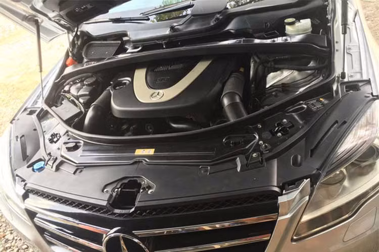 Động cơ của chiếc R300 là máy V6, dung tích 3 lít, cho công suất 231 mã lực và mô-men xoắn 300 Nm, kết hợp hộp số tự động 7 cấp. Cần số tích hợp ngay vị trí vô-lăng, hỗ trợ đổi sang chế độ bán tự động.