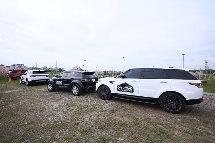 Cuối chuong trình, người chơi sẽ được trải qua khả năng offroad trên chiếc SUV cao cấp Range Rover Vogue 3.0 đắt đỏ. Không những thế, người lái còn được chơi trò chơi vừa offroad vừa căn góc cho gương chiếu hậu chạm bóng Tennis được treo trên cột. Kết hợp với phần tính giờ của bài thi tiến lùi trên Range Rover Sport, sẽ có 5 phần quà đặc biệt được gửi đến cho những khách hàng xuất sắc.