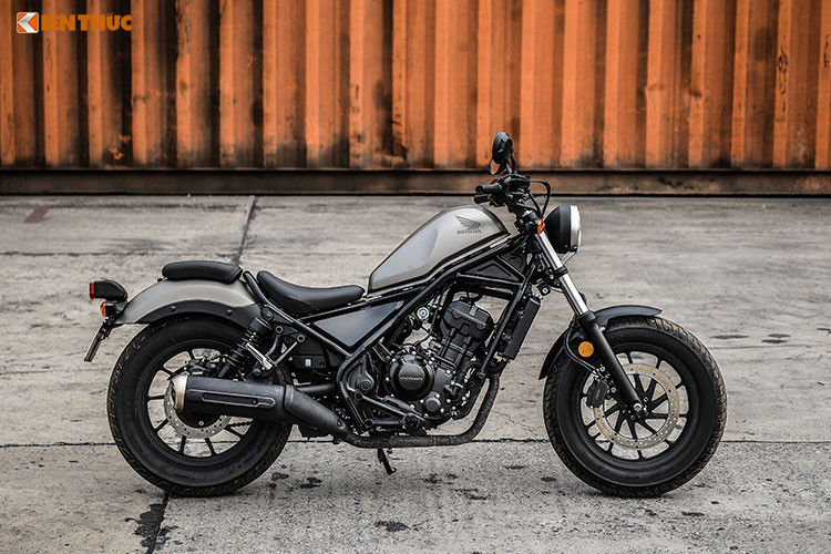 Về ngoại hình thiết kế của Honda Rebel 300 2019 mới không có nhiều thay đổi so với trước, ngoài việc thêm hai màu sắc là đen xám và xanhh xám. Với bổ sung hai màu sắc cũng giúp hoàn thiện dải màu sắc của Rebel 300 khi sở hữu đủ các tông màu từ trầm, trung tính đến sáng.