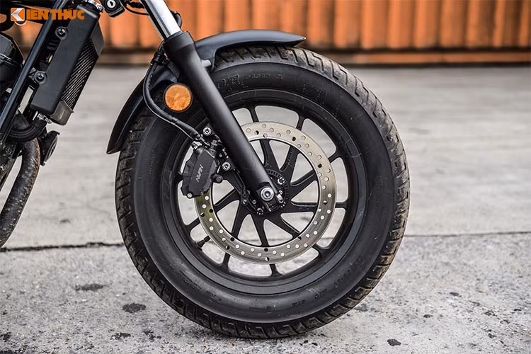 Đáng chú ý, xe có chiều cao yên chỉ 690 mm dường như phù hợp với tất cả mọi người bởi ngay cả người có chiều cao khiêm tốn. Xe sở hữu cặp mâm 10 cánh xoắn 16 inch cùng lốp không săm "béo", hệ thống phanh trước/sau và được trang bị hệ thống chống bó cứng ABS tiêu chuẩn. Ngoài ra phuộc 41 mm trước và giảm xóc kép đằng sau cũng giúp xe ổn định hơn trên mọi cung đường.