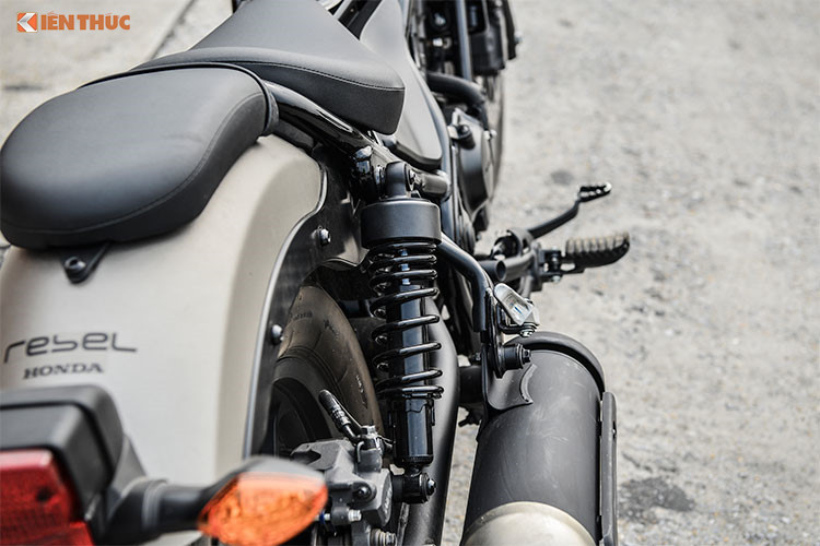 Rebel 300 sử dụng kết cấu khung mới mang hơi hướng bobber, đây cũng là điểm mới của dòng xe môtô này khi mà xu hướng cá nhân hoa của người chơi xe ngày càng nhiều hơn. Dung tích bình xăng của xe là 11,2 lít, trọng lượng không tải khoảng 190 kg. Hướng tới sự dễ lái cho người mới, xe cũng được trang bị ghi-đông cao và rộng.