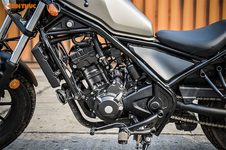 Honda Rebel 300 2019 màu mới tại Việt Nam vẫn sở hữu khối động cơ DOHC 2 xi-lanh, dung tích 286 phân khối thừa hưởng từ "người anh em" CBR300R với hộp số 6 cấp. Động cơ cho công suất 30,4 mã lực tại vòng tua máy 8.500 vòng/phút và mô-men xoắn cực đại 27 Nm tại vòng tua máy 7.250 vòng/phút. Đi kèm hộp số 6 cấp.