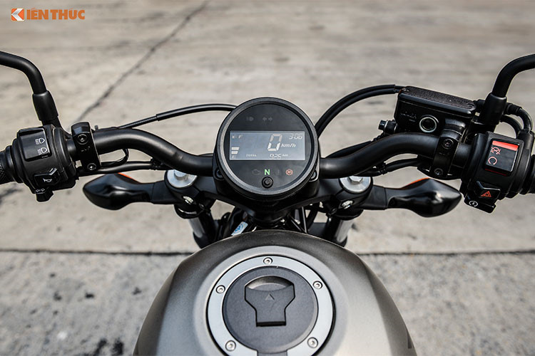 Phía trên ghi-đông là cụm đồng hồ hình tròn cổ điển, tuy nhiên lại hiển thị bằng một màn hình LCD đơn sắc duy nhất. Nằm bên dưới màn hình là một số đèn báo nhỏ cùng nút chuyển giữa các chế độ hiển thị của đồng hồ, các phím bấm vật lý thiết kế đơn giản dễ sử dụng. Cặp gương xe thiết kế tròn cổ điển gợi nhớ những đàn anh 8x.