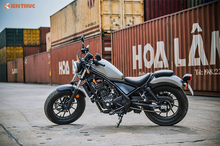 Mẫu xe môtô Honda Rebel 300 lần đầu tiên được Honda Việt Nam (HVN) giới thiệu vào năm 2017 và đã trở thành một trong những mẫu Cruiser thu hút được sự quan tâm nhất của những người đam mê xe. Mới đây, hãng xe máy Nhật Bản đã thổi làn gió mới bằng việc bổ sung thêm màu mới để nâng tầm phong cách cho Rebel 300.